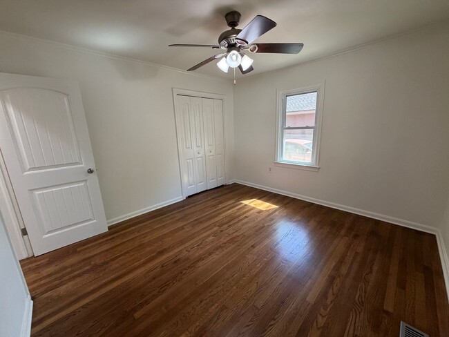 Building Photo - Bright, Updated 3 Bedroom Home with Modern Finishes