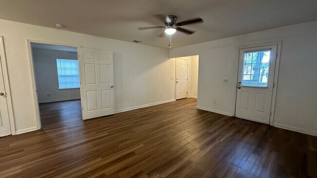 Building Photo - Recently Updated 3/2 Newer Kitchen, Deck &...