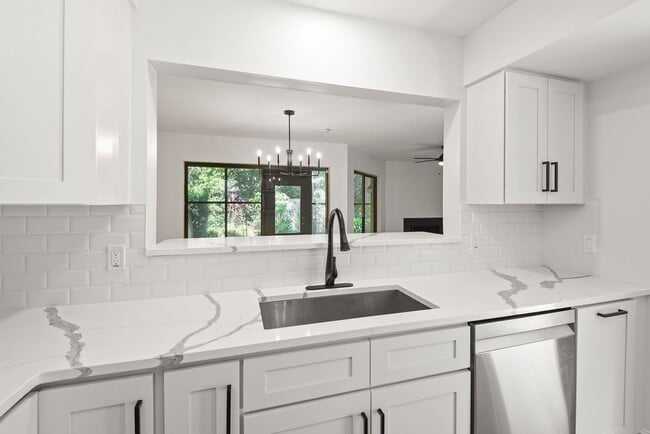 Building Photo - Charming Townhouse for Lease