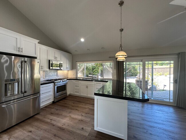 Building Photo - Stunning 4+2 Pool Home Home In Westlake Hi...