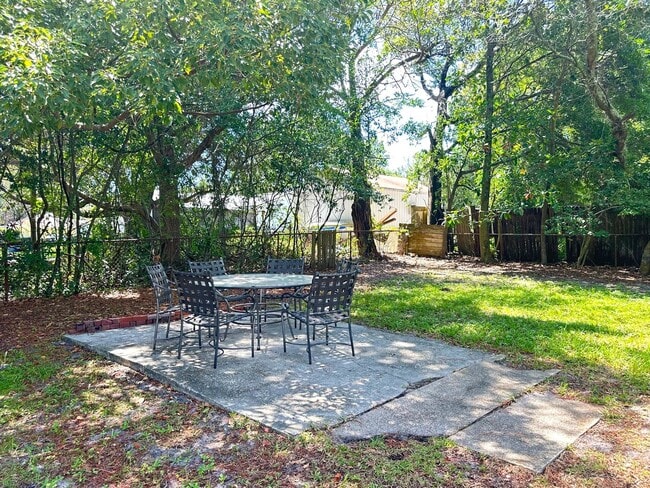 Building Photo - On Island, Close to Historic District & Be...
