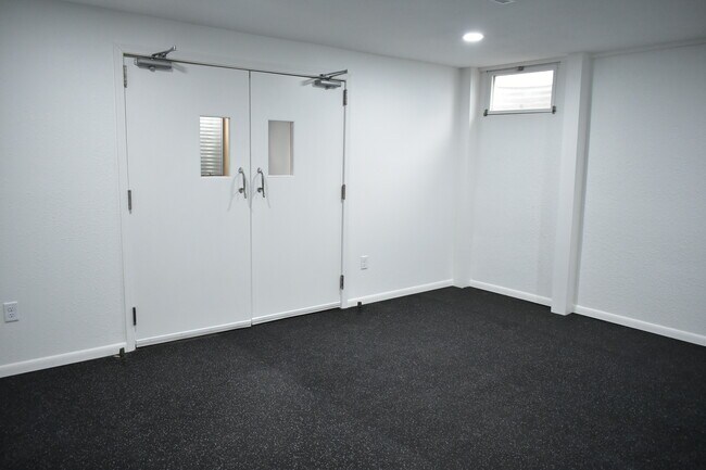 Building Photo - 1208 Oak St N