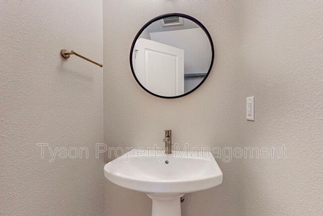 Building Photo - 4571 Villa Loma Ln NE