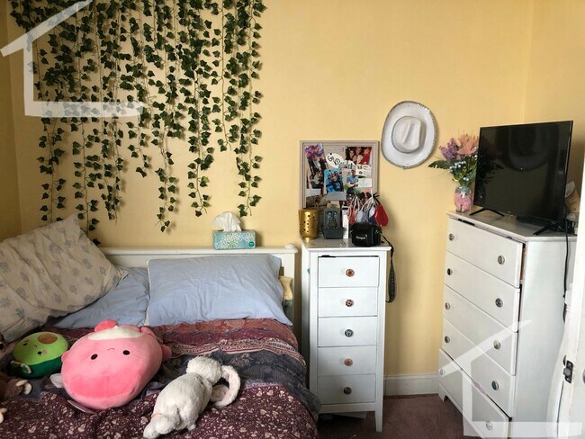 Building Photo - 60 Thatcher St