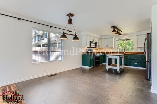 Building Photo - Charming & Spacious 3-Bed, 2-Bath Home in Peaceful North Plains!