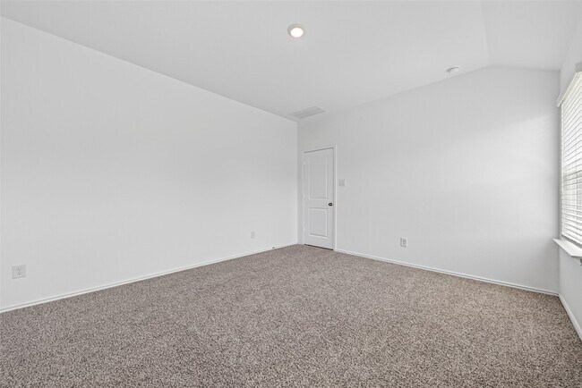 Building Photo - 3030 Lake Crest Dr