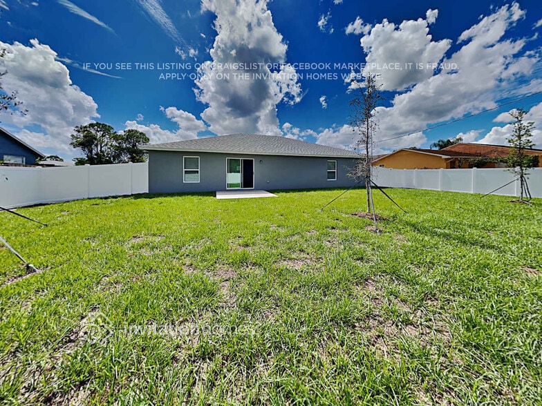 Building Photo - 1029 SW Canary Terrace
