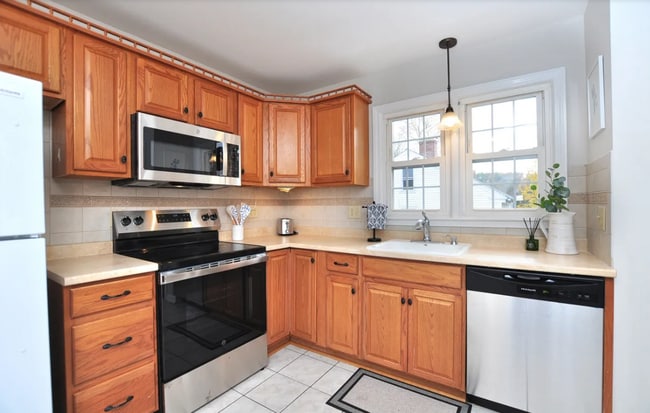 Building Photo - 5 Tunxis Pl