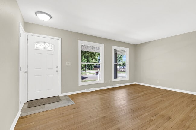 Building Photo - 834 Harding Ave