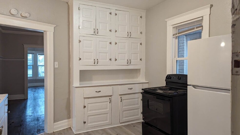 Building Photo - 536 Holbrook St