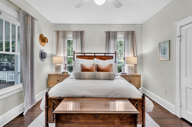 Building Photo - Completely Renovated Charming - 3 bedroom 2 bathroom home - 1108 Bonventure Rd, Savannah GA