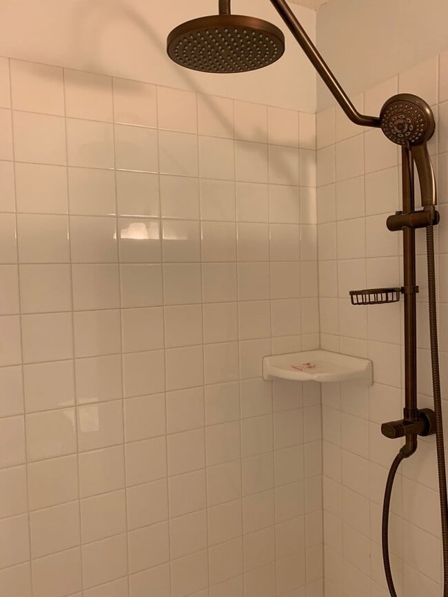 Building Photo - Makiki Condo with Utilities Included in Rent