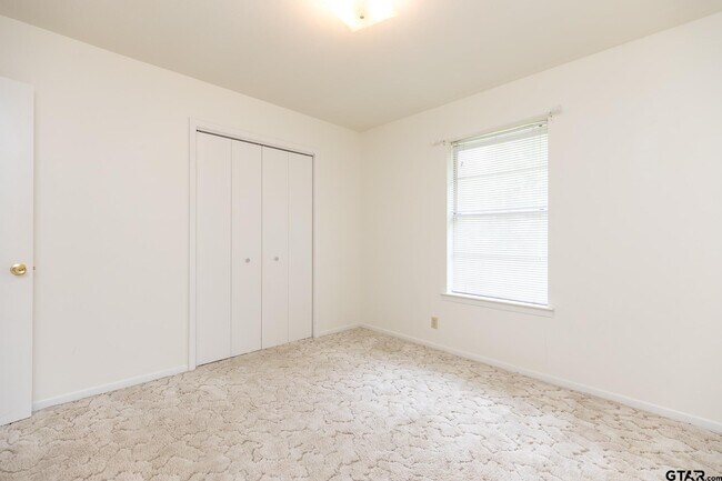 Building Photo - 1707 Sampson Dr