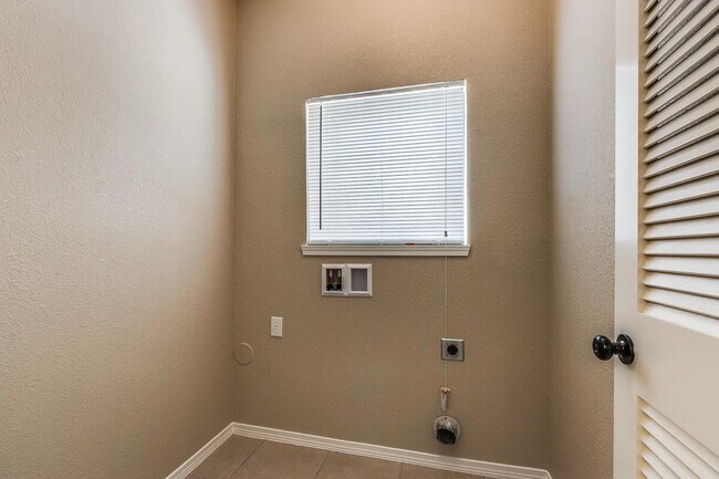 Building Photo - 3172 Hidden Valley Dr