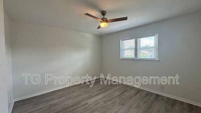 Building Photo - 8342 Century Point Dr N