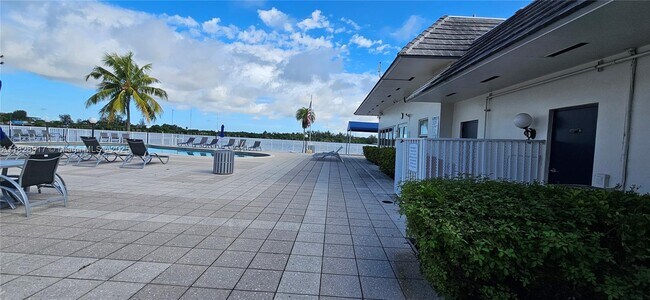 Building Photo - 1175 NE Miami Gardens Dr