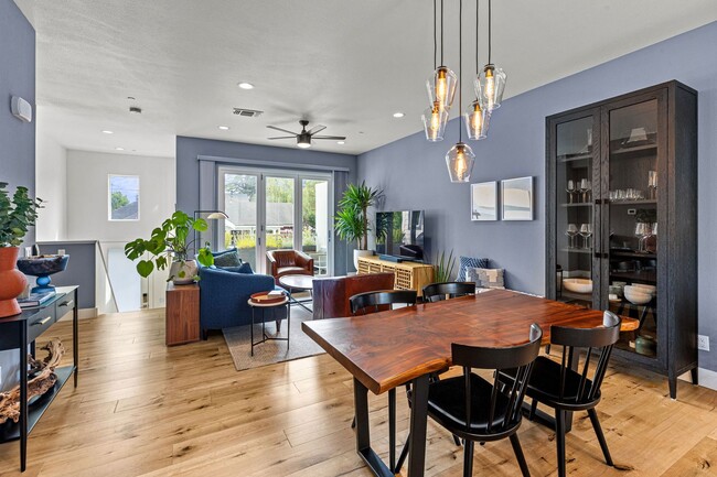 Building Photo - Modern, Stylish Furnished Townhome in Down...