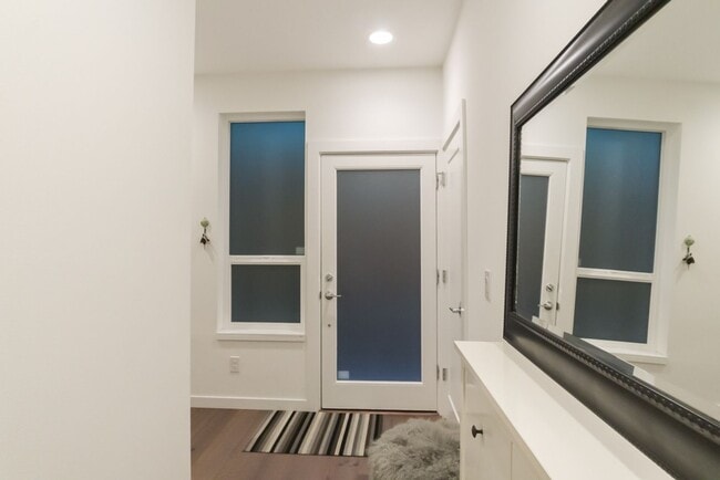 Building Photo - 3Bd/3Ba Seattle Townhome