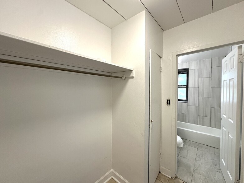 Building Photo - 1360 W Touhy Ave