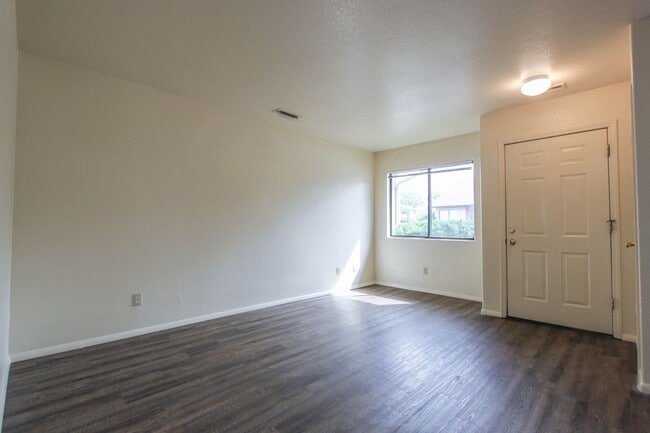 Building Photo - 8460 E Lakeshore Dr