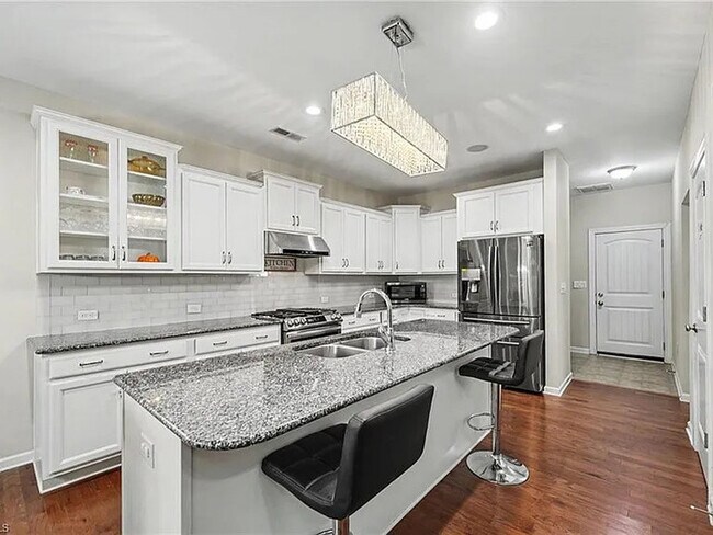 Building Photo - Lease to Own