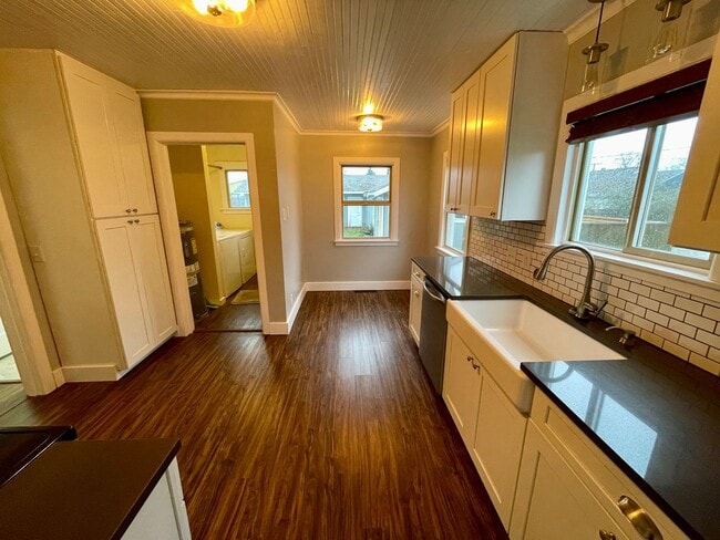 Building Photo - Charming Renovated 3-Bed, 2-Bath Home with Spacious Yard in Lincoln District