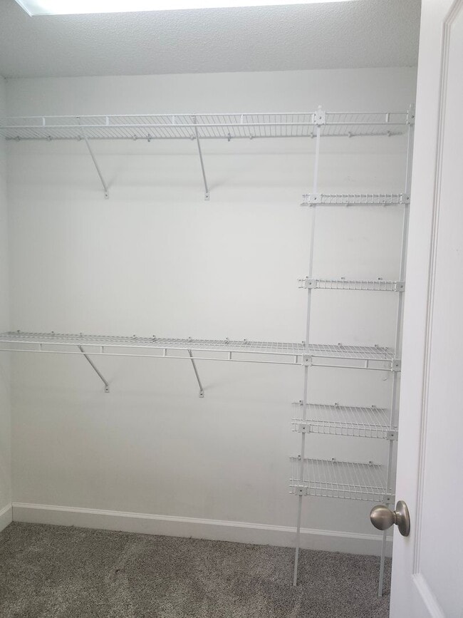 Building Photo - Spacious 4 Bedroom 3 bath in Hamilton on Hunter Subdivision