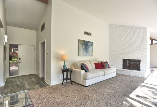 Building Photo - Mid Century Modern home in the Patrick Hen...