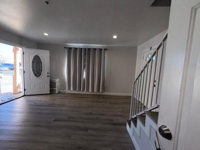 Building Photo - Newly Renovated 3 Bed / 2.5 Bath Apartment for Rent – Prime Huntington Beach Location!