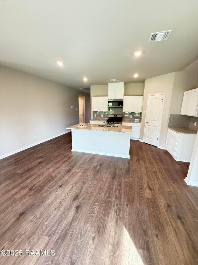 Building Photo - 112 Broussard Hl Dr