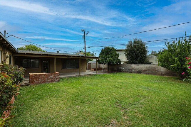 Building Photo - 1005 E Cavalier Dr