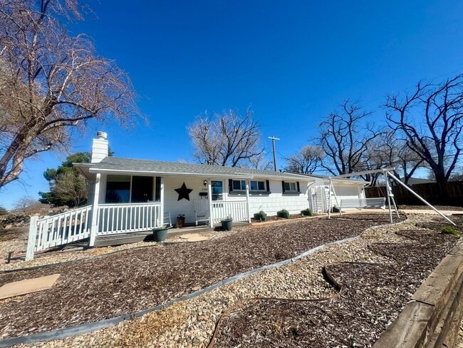 Building Photo - Charming 3 Bedroom in Knob Hill with views of Pikes Peak
