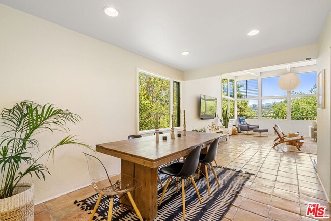 Building Photo - 19783 Valley View Dr