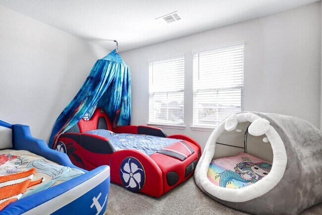 Building Photo - Move in Ready and FULLY FURNISHED 3 BD/2 BA located Far West San Antonio!