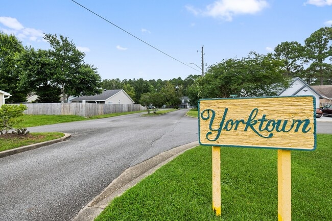 Building Photo - 3045 Yorktown Cir