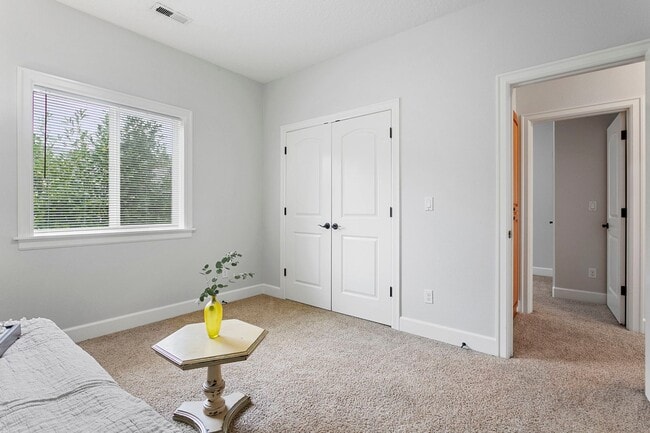 Building Photo - Beautiful 4-bdr/2.5 bath Hillsboro home w/ fireplace near nature area, Intel, Nike, and more