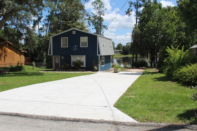 Building Photo - Beautiful 3 bedroom Lakefront Home