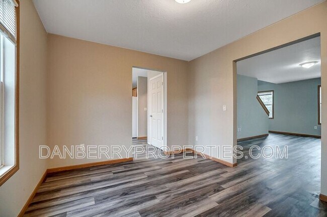 Building Photo - 1129 N Byrne Rd