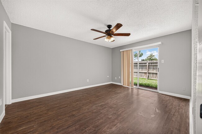 Building Photo - 10814 Parkland Woods Dr