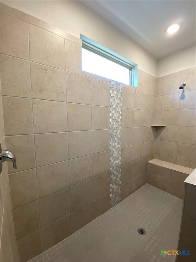 Building Photo - 1331 Hillsong St