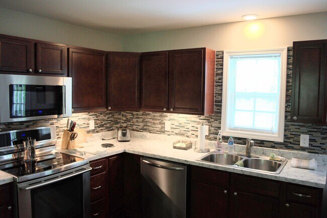 Building Photo - Knoxville 37914 - FULLY FURNISHED! 3 bedroom, 2 bath home - SHORT TERM LEASE AVAILABLE - Contact ...