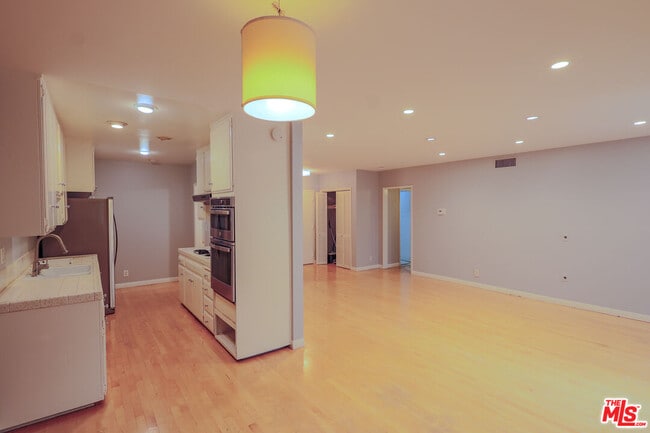 Building Photo - 1250 Kings Rd