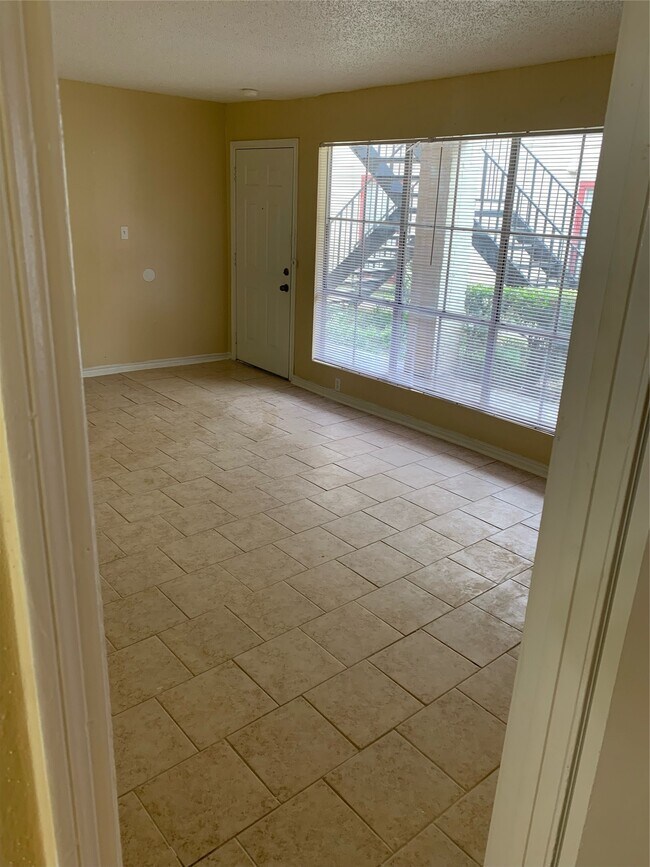 Building Photo - 10110 Westview Dr