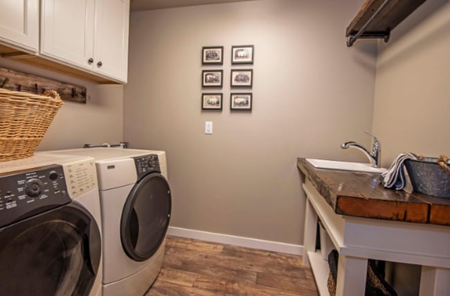 Building Photo - Modern 4-bdr with two Master Suites & Moun...