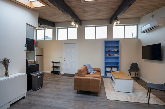 Building Photo - Fully Furnished Bungalow with Studio Living and Scenic Views in Tacoma!