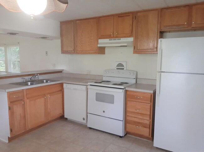 Building Photo - 3 Bedroom 1.5 Bath Mobile Home w/ Washer&D...