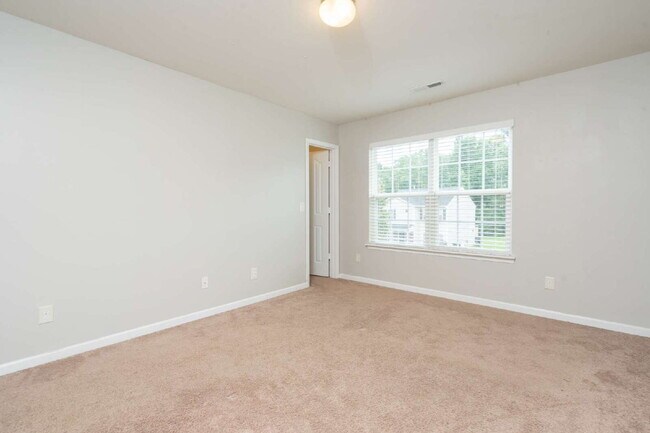 Building Photo - Available July 10th! Immaculate 3-Bedroom Home with Modern Updates