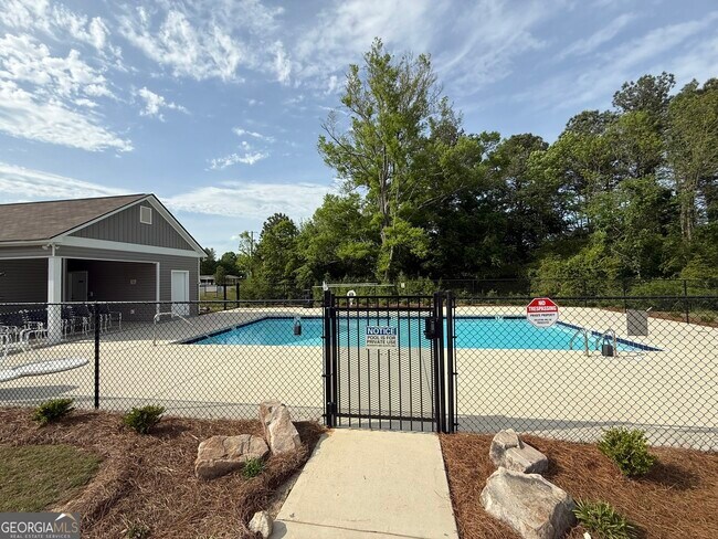 Building Photo - 121 Sycamore Ln