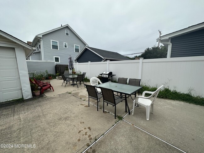Building Photo - 117 18th Ave