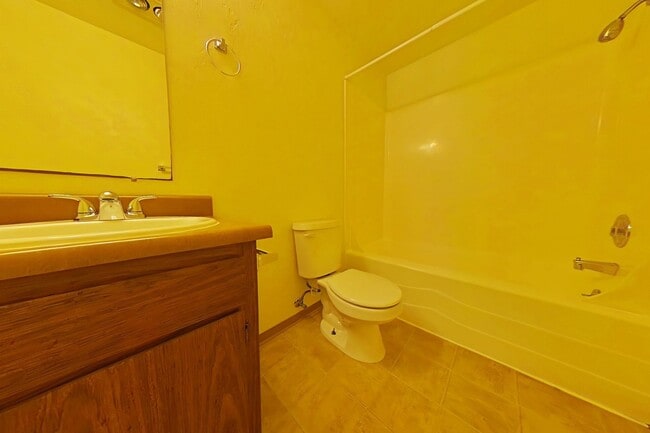 Building Photo - 2 Bed Townhouse Near Downtown with Assigned Parking
